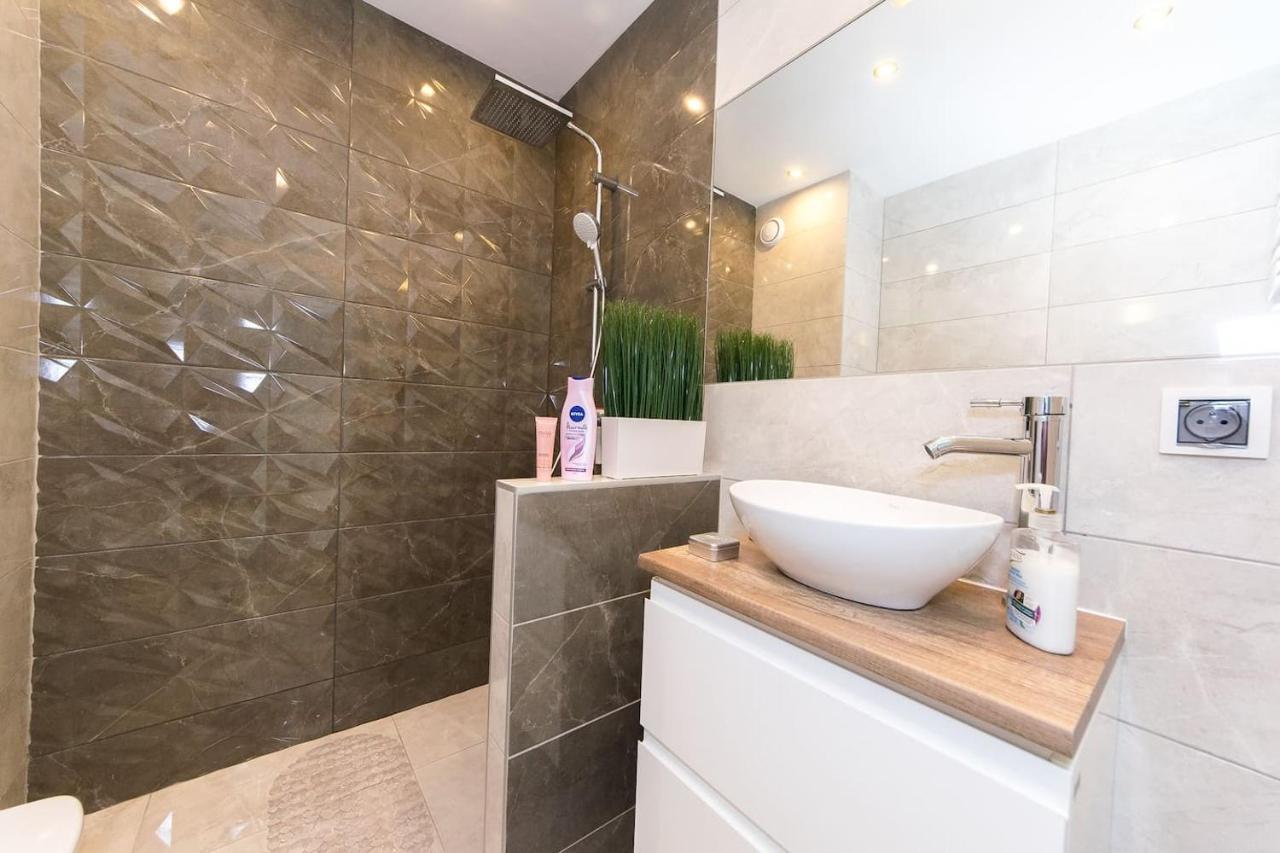 Cosy Studio With Private Garage P4You Pl Appartement Krakau Buitenkant foto