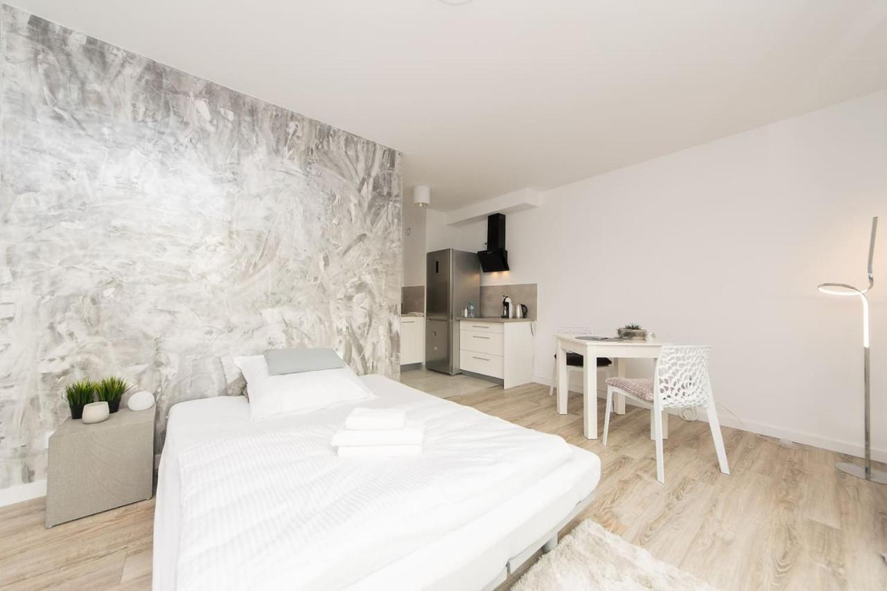Cosy Studio With Private Garage P4You Pl Appartement Krakau Buitenkant foto